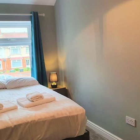 5 Bed, 2 Bath Home + Terrace, Garden&Parking Swindon Exterior foto