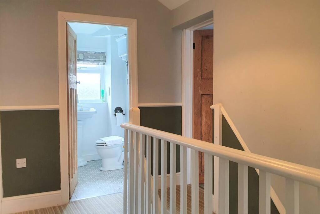 5 Bed, 2 Bath Home + Terrace, Garden&Parking Swindon Exterior foto