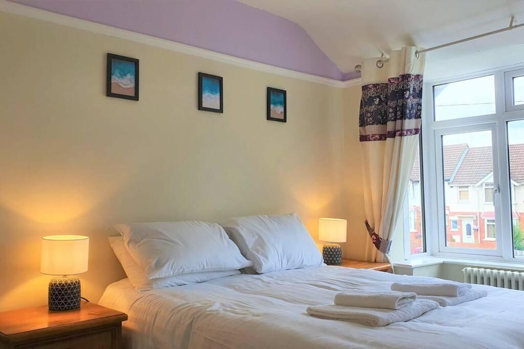 5 Bed, 2 Bath Home + Terrace, Garden&Parking Swindon Exterior foto