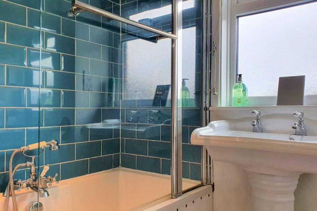 5 Bed, 2 Bath Home + Terrace, Garden&Parking Swindon Exterior foto