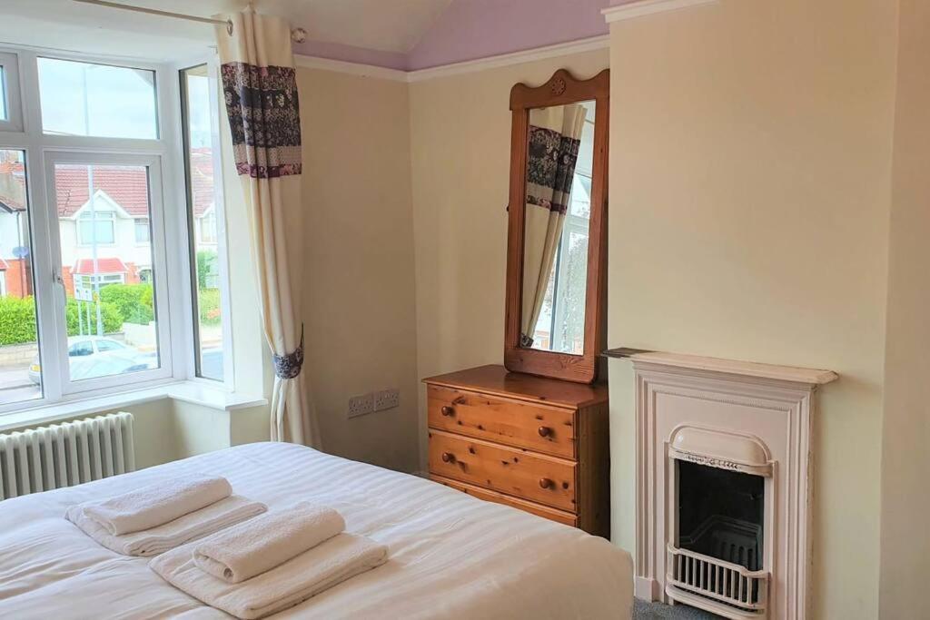 5 Bed, 2 Bath Home + Terrace, Garden&Parking Swindon Exterior foto